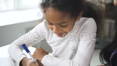 快乐的非裔美<strong>国学</strong>生女孩在家学习认真的教育和做家庭作业与女校